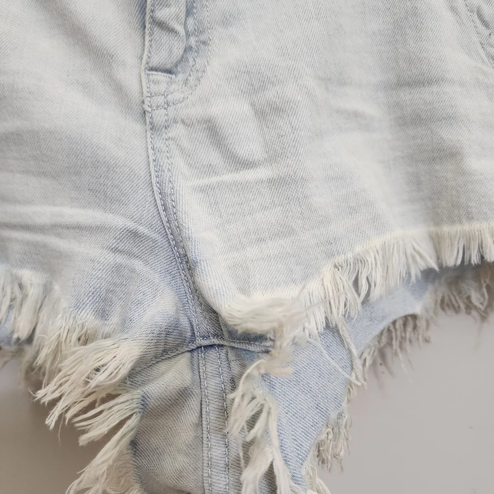 anthropologie PILCRO size 30‎ Daisy Dukes Shortie Denim Shorts Frayed Light Wash